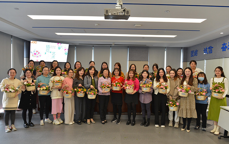 巾幗展風采   花開“半邊天” --公司組織開展 “三八”婦女節插花DIY藝術活動
